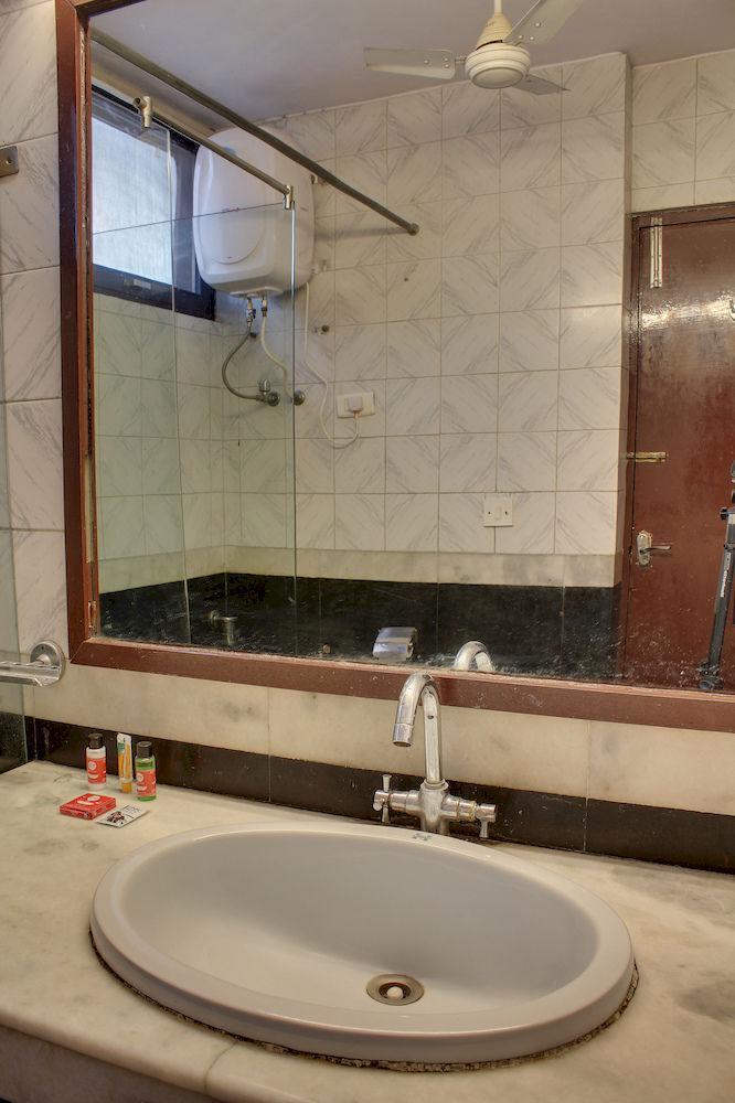 Hotel Oyo 358 Sarojini Nagar à New Delhi Extérieur photo