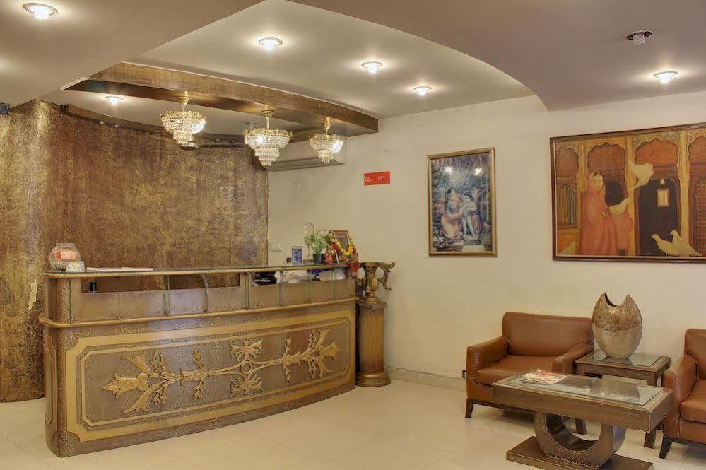 Hotel Oyo 358 Sarojini Nagar à New Delhi Extérieur photo